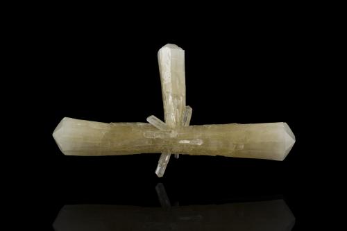 Aragonite (variety tarnowitzite)<br />Mina Tsumeb, Tsumeb, Región Otjikoto, Namibia<br />8.5 x 4.5 x 2.5 cm / main crystal: 4 cm<br /> (Author: MIM Museum)
