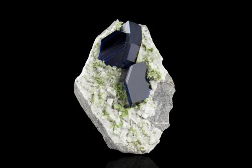 Azurite with Dolomite<br />Mina Tsumeb, Tsumeb, Región Otjikoto, Namibia<br />5 x 7 x 3 cm / main crystal: 2.3 cm<br /> (Author: MIM Museum)