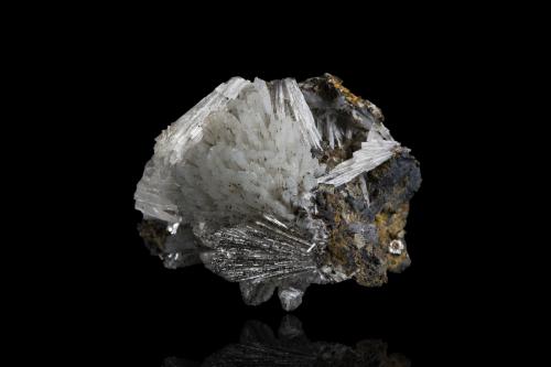 Alamosite with Melanotekite and Plumbotsumite<br />Mina Tsumeb, Tsumeb, Región Otjikoto, Namibia<br />5 x 3.5 x 4.5 cm / main crystal: 2.4 cm<br /> (Author: MIM Museum)
