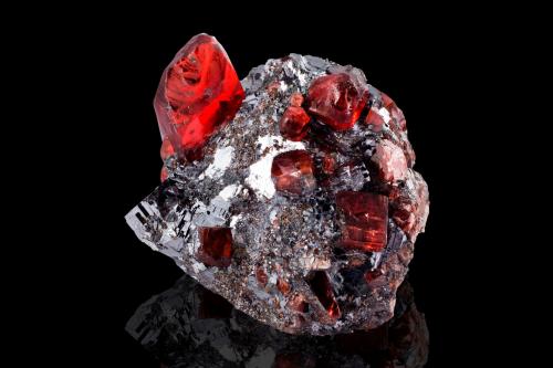 Rhodonite on Galena<br />Mina Broken Hill Proprietary, Broken Hill, Condado Yancowinna, Nueva Gales del Sur, Australia<br />4 x 4 x 3.5 cm / main crystal: 2 cm<br /> (Author: MIM Museum)
