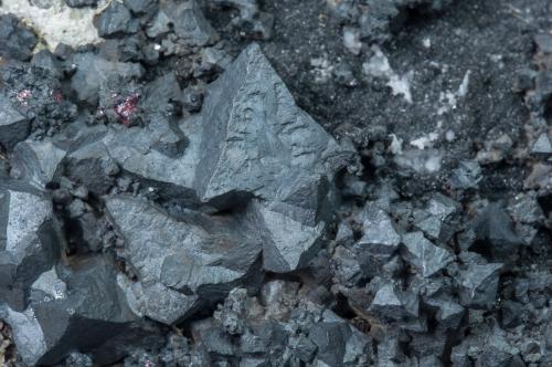 Acanthite with Siderite and Proustite<br />Mina Imiter, Jebel Saghro, Distrito Imiter, Provincia Tinghir, Región Drâa-Tafilalet, Marruecos<br />main crystal size: 1.5 × 1.1 cm<br /> (Author: Jordi Fabre)