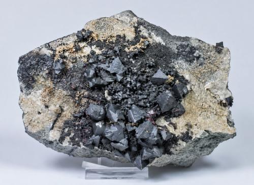 Acanthite with Siderite and Proustite<br />Mina Imiter, Jebel Saghro, Distrito Imiter, Provincia Tinghir, Región Drâa-Tafilalet, Marruecos<br />Specimen size: 14.2 × 10.3 × 5 cm<br /> (Author: Jordi Fabre)