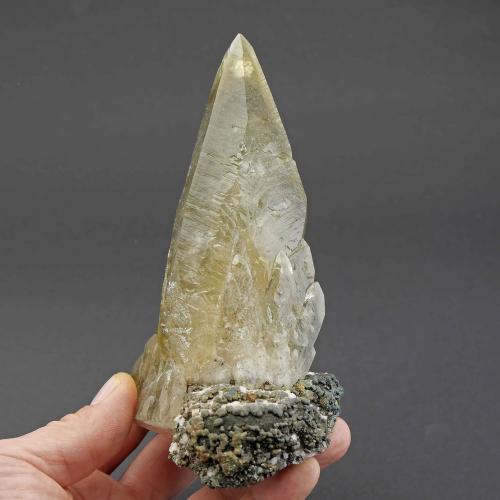 Calcite<br />Sweetwater Mine, Ellington, Viburnum Trend District, Reynolds County, Missouri, USA<br />Specimen size 18,5 cm, calcite crystal 16,5 cm<br /> (Author: Tobi)