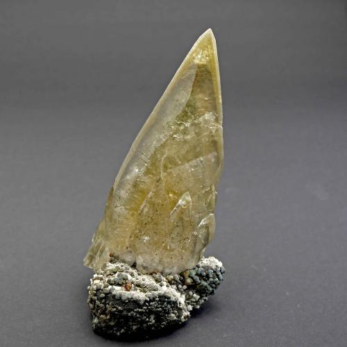 Calcite<br />Sweetwater Mine, Ellington, Viburnum Trend District, Reynolds County, Missouri, USA<br />Specimen size 18,5 cm, calcite crystal 16,5 cm<br /> (Author: Tobi)