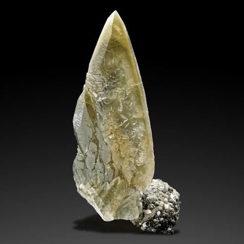 Calcite<br />Sweetwater Mine, Ellington, Viburnum Trend District, Reynolds County, Missouri, USA<br />Specimen size 18,5 cm, calcite crystal 16,5 cm<br /> (Author: Tobi)