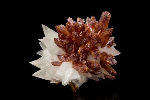 Orpiment with Calcite<br />Mina Jiepaiyu (Mina Shimen), Shimen County, Prefectura Changde, Hunan, China<br />10.5 x 10 x 6 cm / main crystal: 2.8 cm<br /> (Author: MIM Museum)