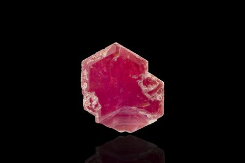 Pezzottaite<br />Ambatovita, Mandrosonoro, Distrito Ambatofinandrahana, Región Amoron'i Mania, Madagascar<br />3 x 2.5 x 1 cm<br /> (Author: MIM Museum)