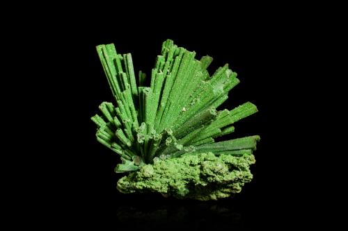 Bayldonite after Mimetite<br />Mina Tsumeb, primera zona de oxidación, Tsumeb, Región Otjikoto, Namibia<br />5 x 4 x 4.5 cm / main crystal: 3 cm<br /> (Author: MIM Museum)