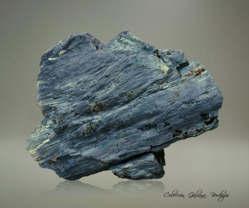 Dumortierita<br />Soavina, Distrito Betafo, Región Vakinankaratra, Madagascar<br />76 x 66 x 41 mm.<br /> (Autor: Rafael Galiana)
