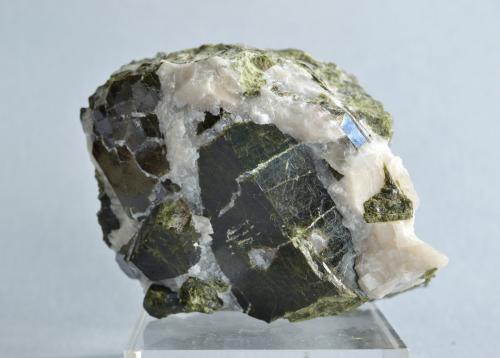 Epidota<br />Mina Aguablanca, Monesterio, Comarca Tentudía, Badajoz, Extremadura, España<br />8 x 5,8 x 4,3 cm<br /> (Autor: Raul S. Llorente)
