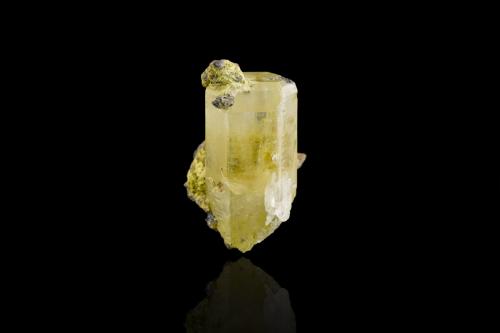 Mimetite<br />Tsumeb Mine, second oxidation zone, Tsumeb, Otjikoto Region, Namibia<br />4,0	x	3,0	x	4,0	cm<br /> (Author: MIM Museum)
