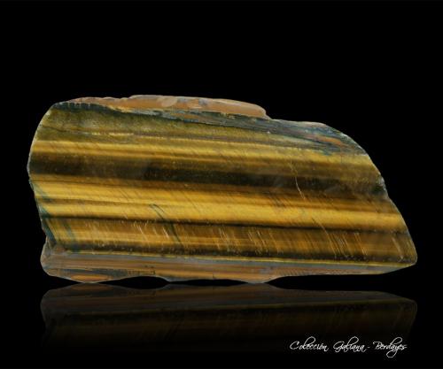 Cuarzo (variedad calcedonia ojo de tigre)<br />Griquatown, Griqualand, Provincia Septentrional del Cabo, Sudáfrica<br />128 x 60 x 15 mm.<br /> (Autor: Rafael Galiana)