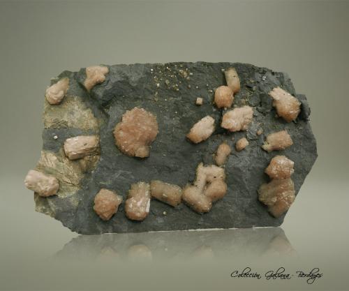 Olmiita<br />Mina N'Chwaning II, Zona minera N'Chwaning, Kuruman, Kalahari manganese field (KMF), Provincia Septentrional del Cabo, Sudáfrica<br />100 x 55 x 29 mm.<br /> (Autor: Rafael Galiana)