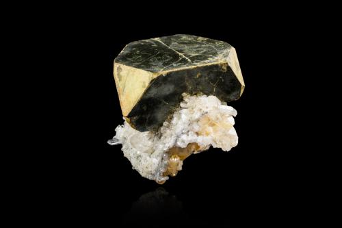 Kësterite on Quartz<br />Mount Xuebaoding, Pingwu, Mianyang Prefecture, Sichuan Province, China<br />5,0	x	3,5	x	4,0	cm<br /> (Author: MIM Museum)