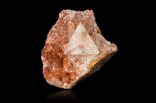 Calcite<br />Leiping Mine, Leiping, Guiyang, Chenzhou Prefecture, Hunan Province, China<br />8,5	x	6,0	x	6,5	cm<br /> (Author: MIM Museum)