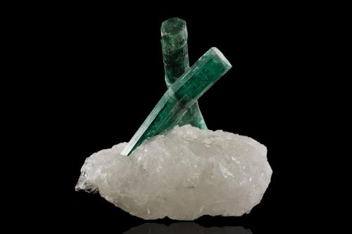 Beryl (variety emerald) on Quartz<br />Kagem Mine, Kafubu, Ndola, Ndola District, Copperbelt Province, Zambia<br />14,0	x	8,5	x	11,5	cm<br /> (Author: MIM Museum)