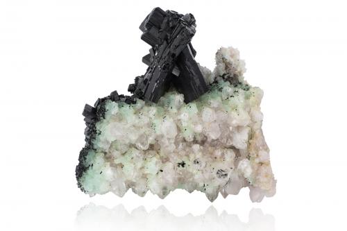 Babingtonite with Quartz and Prehnite<br />Babingtonite occurrences, Qiaojia, Zhaotong Prefecture, Yunnan Province, China<br />17,5	x	17,5	x	18,5	cm<br /> (Author: MIM Museum)