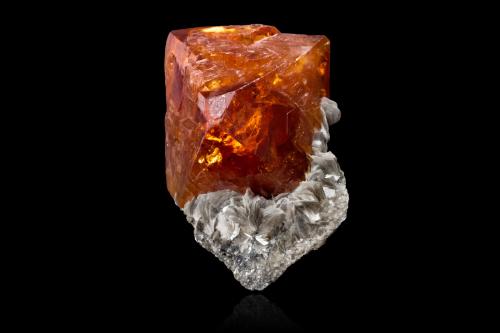 Scheelite on Muscovite<br />Mount Xuebaoding, Pingwu, Mianyang Prefecture, Sichuan Province, China<br />9,0	x	9,5	x	11,5	cm<br /> (Author: MIM Museum)