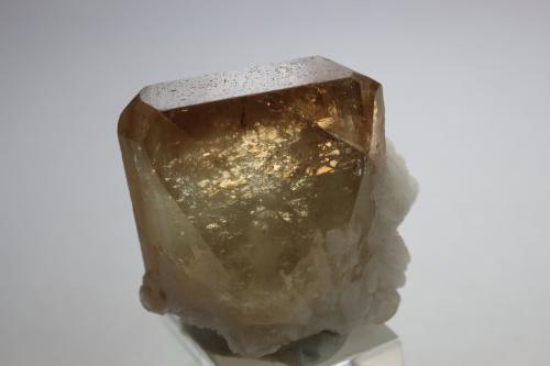 Topaz<br />Valle Shigar, Distrito Shigar, Gilgit-Baltistan (Áreas del Norte), Paquistán<br />2.5 x 2.3 x 2.1 centimeters<br /> (Author: Ricardo Melendez)