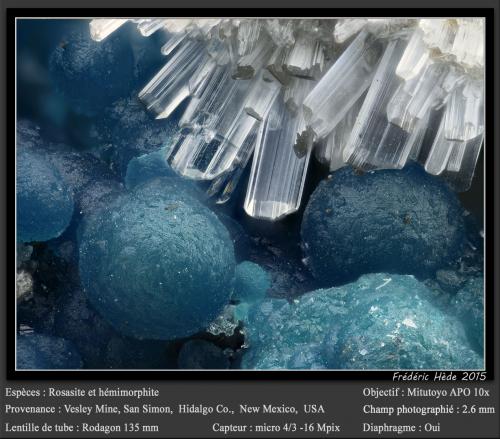 Rosasite and Hemimorphite<br />Mina Vesley, Granite Gap, Distrito San Simon, Condado Hidalgo, New Mexico, USA<br />fov 2.6 mm<br /> (Author: ploum)