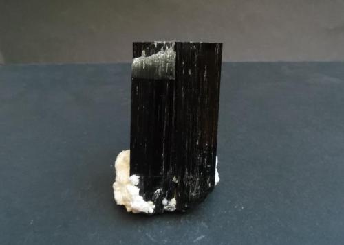 Elbaíta<br />Stak Nala, Montes Haramosh, Distrito Skardu, Gilgit-Baltistan (Áreas del Norte), Paquistán<br />8,5 x 6 x 4 cm<br /> (Autor: Antonio Alcaide)