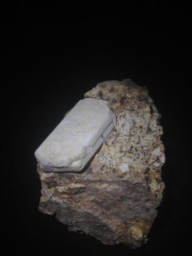 Ortoclasa<br />Embalse de El Atazar, Cervera de Buitrago, Comarca Sierra Norte, Comunidad de Madrid, España<br />6x4cm<br /> (Autor: Obsi)