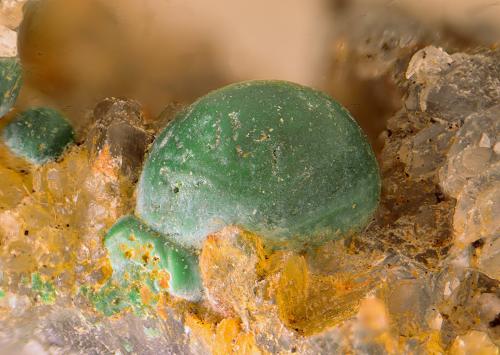 Malaquita<br />Mina Terreras, Filón "Terreras", Alto del pozo del Carril, Villanueva del Duque, Comarca Los Pedroches, Córdoba, Andalucía, España<br />Campo de visión de 5 mm.<br /> (Autor: Antonio Carmona)