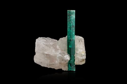 Beryl (variety emerald) on Quartz<br />Mina Kagem, Kafubu, Ndola, Distrito Ndola, Provincia del Cinturón de Cobre, Zambia<br />9,5	x	5,0	x	11,0	cm<br /> (Author: MIM Museum)