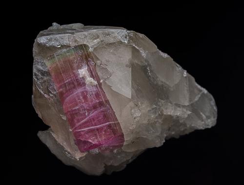 Elbaite, Quartz<br />Himalaya Mine, Gem Hill, Mesa Grande District, San Diego County, California, USA<br />8.8 x 6.9 cm<br /> (Author: am mizunaka)