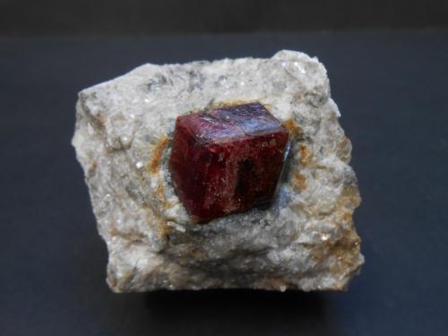 Almandino<br />Serrote Redondo, Pedra Lavrada, Borborema, Paraíba, Brazil<br />6 x 5,5 x 5 cm<br /> (Autor: Antonio Alcaide)