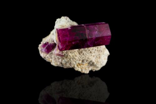 Beryl<br />Concesiones Ruby Violet, Montes Wah Wah, Condado Beaver, Utah, USA<br />3,5	x	4,0	x	4,0	cm<br /> (Author: MIM Museum)