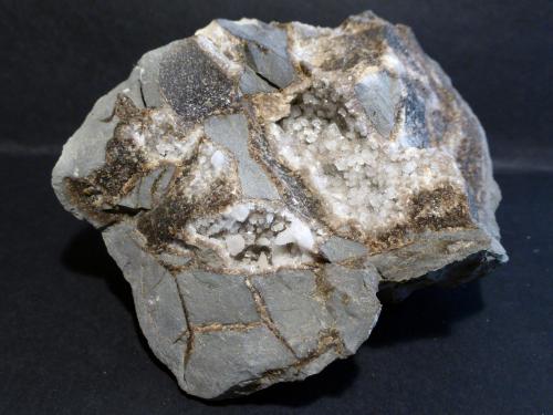 Calcita<br />Cantera Azpidia (Cantera Zubielqui), Moronda, Zubielqui, Allín, Comarca Estella Oriental, Merindad Estella, Comunidad Foral de Navarra (Navarra), España<br />10x8 cm<br /> (Autor: Ander Ispizua Juan)