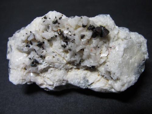 Calcopirita, Dolomita<br />Cala Mines, Cala, Comarca Sierra de Huelva, Huelva, Andalusia, Spain<br />6 x 3 cm.<br /> (Autor: prcantos)