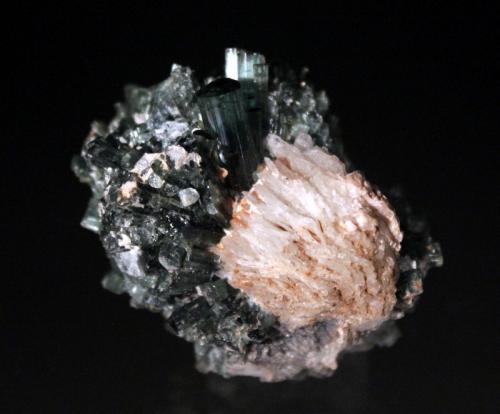 Tourmaline, Cleavelandite<br />Mina Oceanview, Mina Elizabeth R., Montaña Chief, Pala, Distrito Pala, Condado San Diego, California, USA<br />5 x 4 cm<br /> (Author: Don Lum)