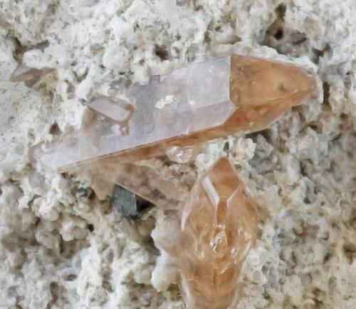 Topacio y Bixbyita<br />Topaz Mountain, Thomas Range, Juab County, Utah, USA<br />9 x 7,5 x 4 cm<br /> (Autor: Antonio Alcaide)