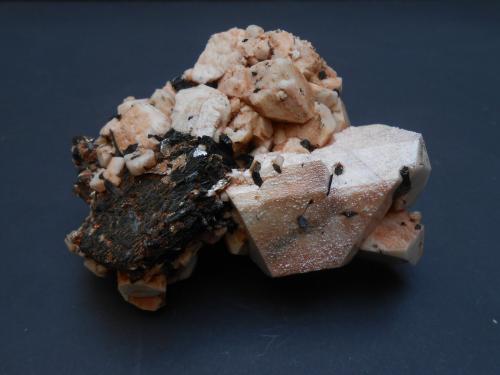 Microclina y Aegirina<br />Mount Malosa, Zomba District, Malawi<br />10 x 6,5 x 6 cm<br /> (Autor: Antonio Alcaide)
