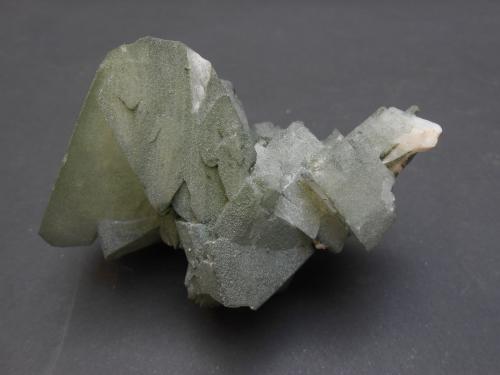 Ortoclasa (variedad adularia) y Clorita (Grupo)<br />Rhône Glacier, Furka Pass area, Furka, Goms, Wallis (Valais), Switzerland<br />7 x 5,5 x 5,5 cm<br /> (Autor: Antonio Alcaide)