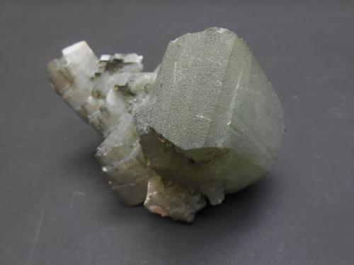 Ortoclasa (variedad adularia) y Clorita (Grupo)<br />Glaciar Ródano, Zona del paso Furka, Furka, Goms, Wallis (Valais), Suiza<br />7 x 5,5 x 5,5 cm<br /> (Autor: Antonio Alcaide)