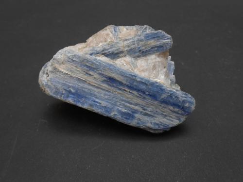 Cianita<br />Barra de Salinas, Coronel Murta, Vale do Jequitinhonha, Minas Gerais, Brazil<br />7 x 4,5 x 2,5 cm<br /> (Autor: Antonio Alcaide)