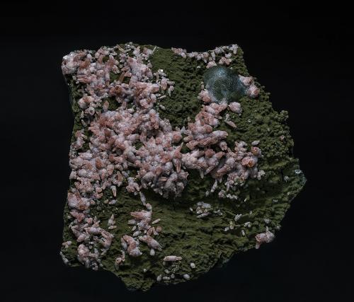 Rhodochrosite, Fluorite<br />Distrito Santa Eulalia, Municipio Aquiles Serdán, Chihuahua, México<br />7.5 x 6.9 cm<br /> (Author: am mizunaka)
