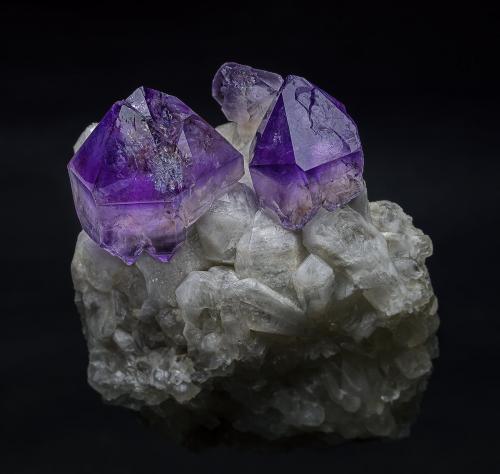 Quartz (variety amethyst), Quartz<br />Hopkinton, Washington County, Rhode Island, USA<br />7.5 x 8.9 cm<br /> (Author: am mizunaka)