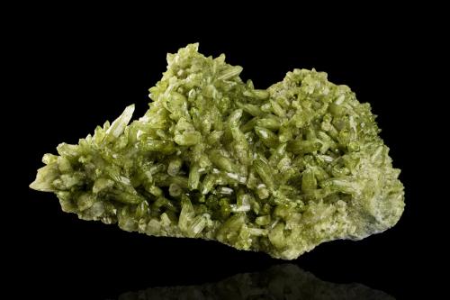 Vesuvianite<br />Mina Jeffrey, Asbestos, Les Sources RCM, Estrie, Québec, Canadá<br />20,5	x	13,0	x	8,0	cm<br /> (Author: MIM Museum)