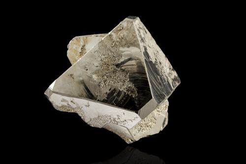 Pyrite<br /><br />15,0	x	13,0	x	13,5	cm<br /> (Author: MIM Museum)