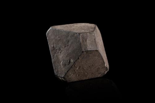 Hauerite<br />Destricella Mine, Raddusa, Catania Province, Sicily, Italy<br />3,5	x	4,0	x	3,0	cm<br /> (Author: MIM Museum)