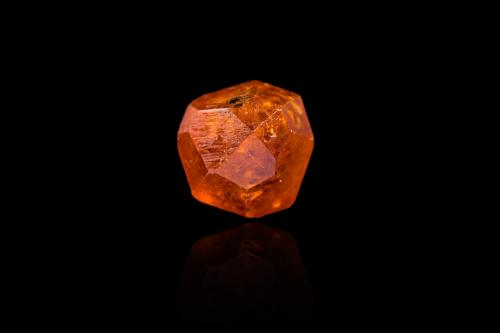 Spessartine<br />Sangulungulu Hill (Nani Hill), Naan village, Loliondo, Ngorongoro District, Arusha Region, Tanzania<br />2,5	x	2,5	x	2,5	cm<br /> (Author: MIM Museum)