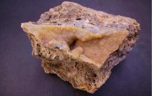 Smithsonita<br />Eduardo 1ª Fracción Mine (Eduardo Mine), Cerro de las Grajas, Güéjar Sierra-Monachil, Comarca Vega de Granada, Granada, Andalusia, Spain<br />9 x 5,5 x 5 cm<br /> (Autor: Antonio Alcaide)