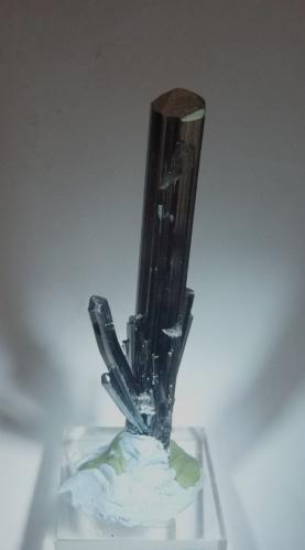 Antimonita.<br />Xikuangshan depósito de antimonio, Lengshuijiang, Prefectura  Loudi, Provincia Hunan, China<br />70x15 mm<br /> (Autor: Jesus Franquesa Baucells)