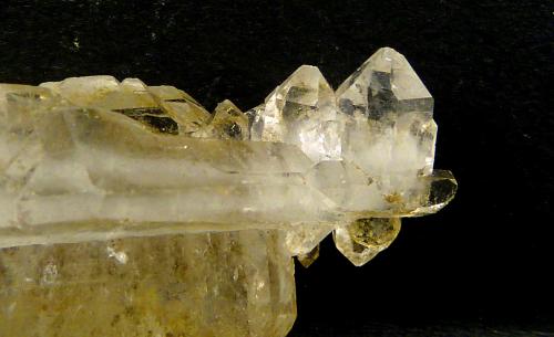 Cuarzo<br />Arondu, Valle Basha, Distrito Shigar, Gilgit-Baltistan (Áreas del Norte), Paquistán<br />Cristal laminar: 4,5 x 2 x 1 cm. Cristal escalonado: 6 x 1,5 x 1 cm.<br /> (Autor: Felipe Abolafia)