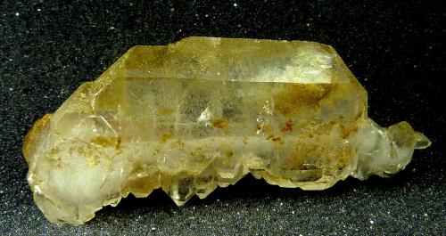 Cuarzo<br />Arondu, Valle Basha, Distrito Shigar, Gilgit-Baltistan (Áreas del Norte), Paquistán<br />Cristal laminar: 4,5 x 2 x 1 cm. Cristal escalonado: 6 x 1,5 x 1 cm.<br /> (Autor: Felipe Abolafia)