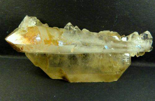 Cuarzo<br />Arondu, Valle Basha, Distrito Shigar, Gilgit-Baltistan (Áreas del Norte), Paquistán<br />Cristal laminar: 4,5 x 2 x 1 cm. Cristal escalonado: 6 x 1,5 x 1 cm.<br /> (Autor: Felipe Abolafia)